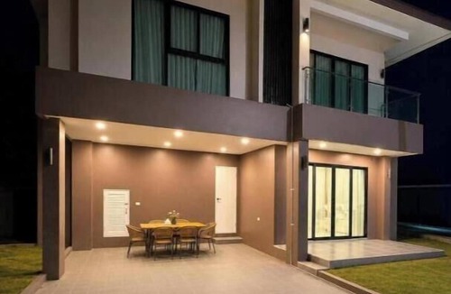 Huai Yai House | Paradise Away From Home | Elegant Lakeview Villa with Pool in Central Pattaya