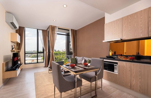 Khlong Tan Nuea Apartment | Pool/Gym Floor · Desk, Fast Wi-Fi, Balcony
