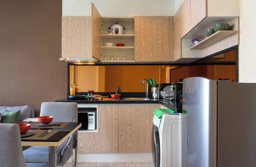 Khlong Tan Nuea Apartment | Pool/Gym Floor · Desk, Fast Wi-Fi, Balcony
