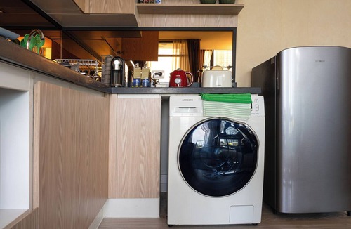 Khlong Tan Nuea Apartment | Pool/Gym Floor · Desk, Fast Wi-Fi, Balcony