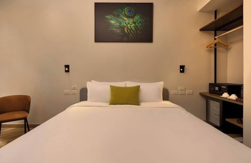 Wat Sam Phraya Hotel | Red Door