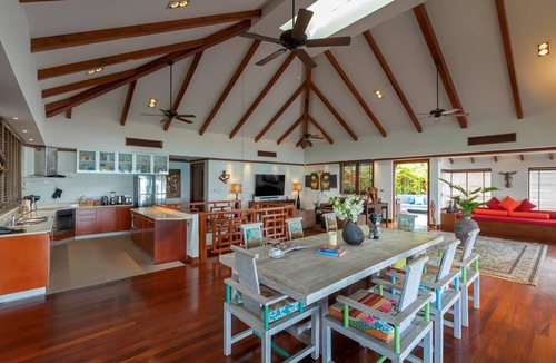 Patong House | Residence Disa – Panoramic sea views above Patong Bay, just steps from the beach