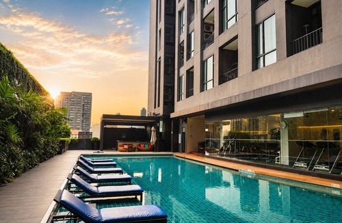Khlong Tan Nuea Condo | Skyline View · Pool, Gym, Fast Wi-Fi
