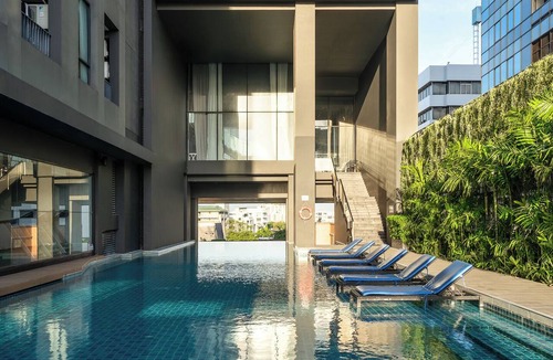 Khlong Tan Nuea Condo | Skyline View · Pool, Gym, Fast Wi-Fi