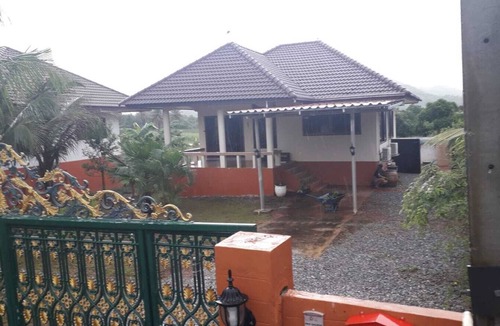 Pranburi House | Small house with 64 m² of living space, featuring a garden and a patio—just 5 minutes from the beach, ideal for couples