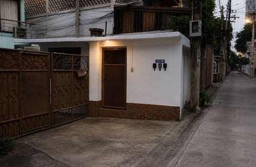 Thanon Phaya Thai House | Spacious Charming Vintage Room - 2 min walk to PhayaThai BTS - Sleeps 6 guests