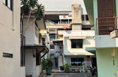 Thanon Phaya Thai House | Spacious Charming Vintage Room - 2 min walk to PhayaThai BTS - Sleeps 6 guests