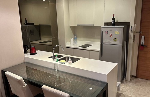 Bangkok Central Business District Condo | Spacious Luxury Condo: Rooftop pool, Gym & Garden @ BTS Phrom Phong