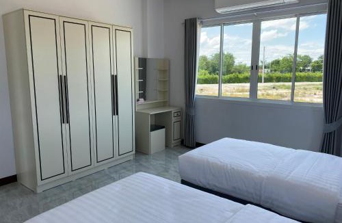 Lat Yao Hotel | Sweet Side Stay