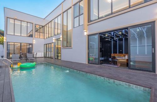 Na Kluea Villa | T M L-Luxury 4 bedrooms Pool Villa with Private KTV & 4 Min Walk to Jomtien Beach