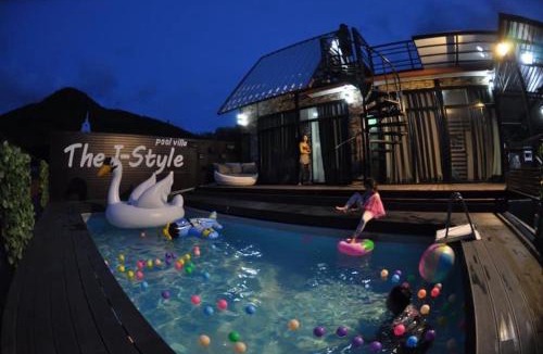 Sattahip House | The I-style pool villa
