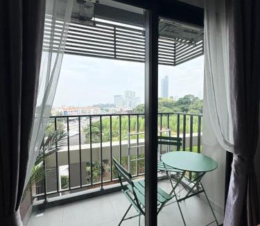 Tha Thaewawong Apartment | The Sriracha Perch