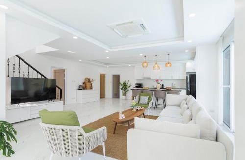 South Pattaya Villa | White Moonlight Pool Villa