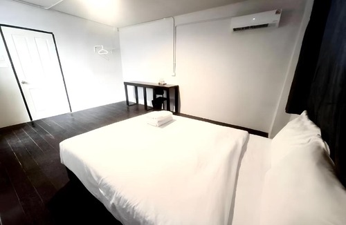 Wat Bowon Niwet Apartment | XXOh My Nap Khaosan Road - ถนนข้าวสาร