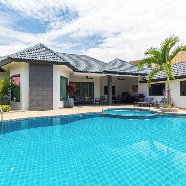Villa Pattaya Hill minutes from the Beach and City Pattaya