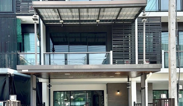 ทาวน์โฮม 3 ชั้น ใกล้สนามบินนานาชาติเชียงใหม่ in ป่าแดด