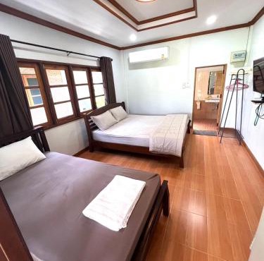 บ้านพักป้าชบา ชายหาดแหลมสิงห์ in Chanthaburi