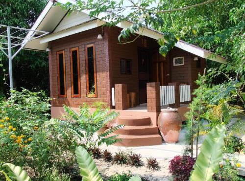 บ้านสวนบรรจงอักษร Bansuan Banjong Akkson in Rayong