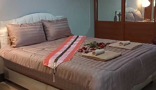 ห้องพักสะอาด ดีไซน์โมเดิร์น เตียงนุ่มนอนหลับสบาย พร้อมสิ่งอำนวยความสะดวกครบครัน in muang Rop Wiang