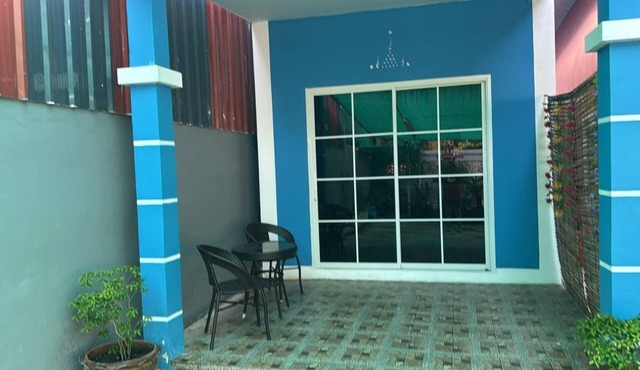 1 minute walk to the tourist strip ! New guest house on quiet Soi Great location in Tambon Ban Tai