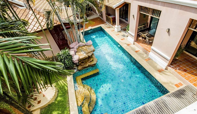 10 BR Pratamnak villa with pool in Pattaya