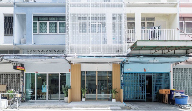 100m from BTS Bangchak, Townhouse with 4 rooms for 12+3 people, free wifi & maid in Krung Thep Maha Nakhon