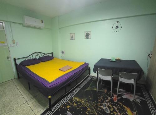 104 Spacious Studio with Private kitchen near Skytrain in Bangkok