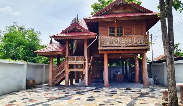 300 Years Old Wooden House w 3 Bedrooms and big yard in Krung Thep Maha Nakhon