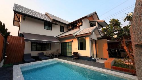 4-bedroom detached house with a pool, newly renovated in a modern style, near CF with convenient transportation, close to the Old Town in San Sai