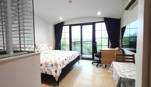 421C - Luxurious Studio Condo in Na Jomtien with Pool Access in Tambon Na Chom Thian