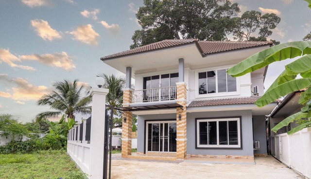 4BR Family Home Sleeps 9 Garden & Sala 15 Min to Old City in Nong Phueng