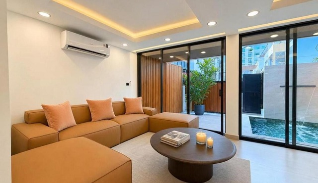 5 Bedroom Central Bangkok Pool Villa with Netflix in Bangkok