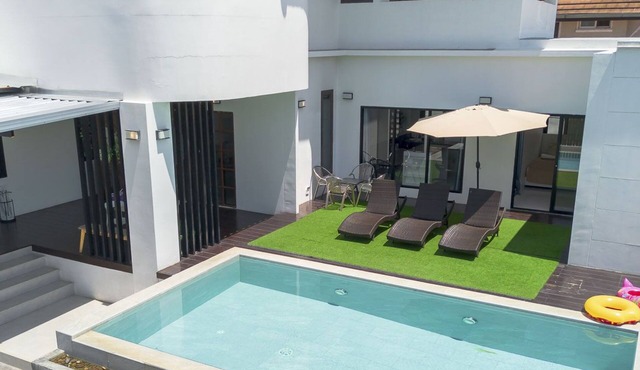 9 BR Huge Pool Villa near Central Festival. 15 Min to Old city and Nimman in Tambon San Phranet