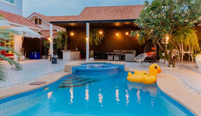 A villa in the heart of Hua Hin, 2.5 km from Beach with a private swimming pool. in Huahin