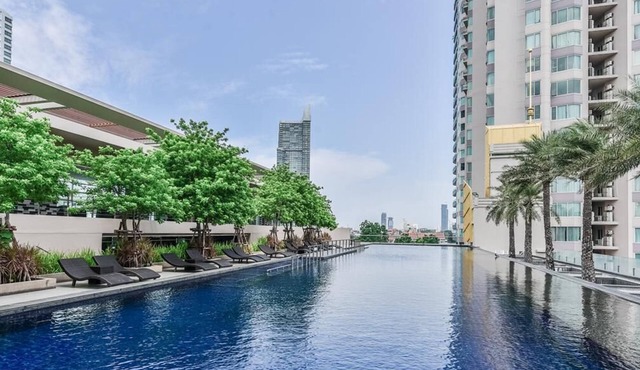 A world-class luxurious condo, standing majestically along the Chao Phraya River in Krung Thep Maha Nakhon