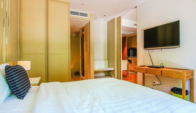 Amari residents apartment good location and quiet area , swimming pool ,beach . in ตำบล หนองแก