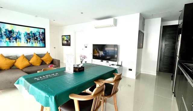 B12a - 2 Bdr Serviced Apt with Pool Access, Karon Beach in Tambon Karon