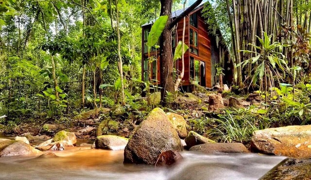 Baan Laan – Cozy House with Mezzanine, Garden & River in Mae Na