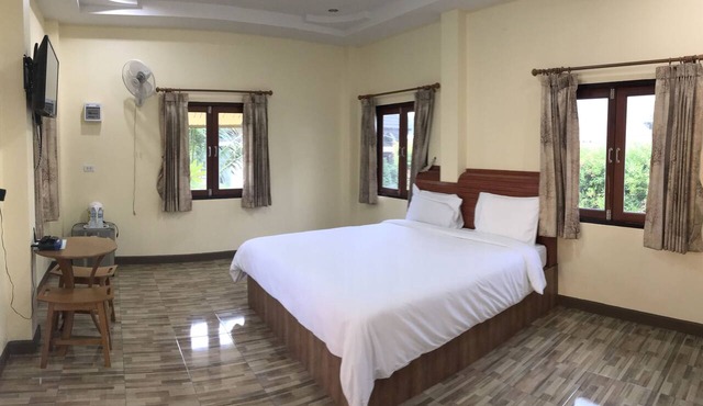 Baan Mek Lom in Thai Mueang