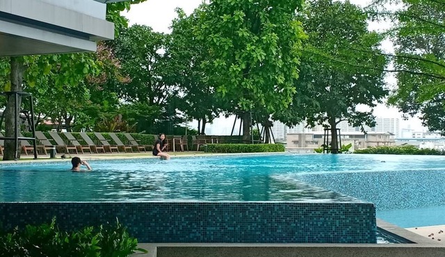 Bangkok Riverside view apartment with terrace, swimming pool and fitness in Bangkok