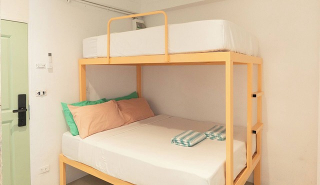 Bangkok Stay for Friends & Solo, 5-Min Walk to Khaosan Rd., Cool A/C, Free WiFi in Bangkok