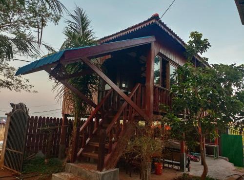 Banlung Hill Top House &Trekking in Phumĭ Pôy