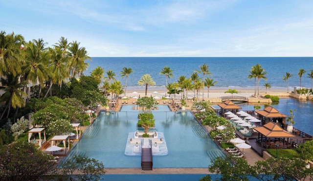 Beachfront condo with full sea view and the facilities of a 5-star resort in Petchaburi