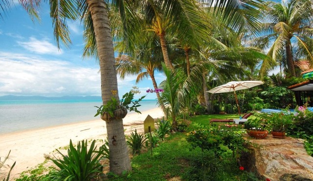 Beachfront Oasis with Private Pool and Jacuzzi on Samui's Bang Por Beach in อำเภอเกาะสมุย