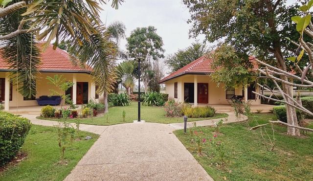 Beautiful bungalow with shared outdoor pool and 2 km from the sandy beach in Tambon Cha-am