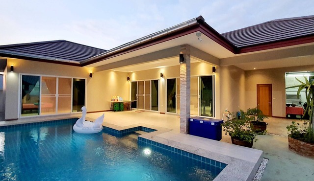 Beautiful Villa with Private swimming pool in Cha-am