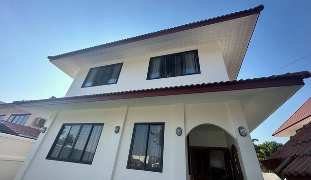 BIG 5-bed/5 bath House w/Cable Internet & Pool Access in World Club near Airport in Nong Khwai