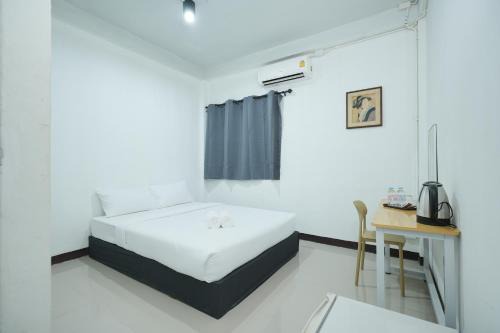 Bob House Khaosan - บ็อบ เฮ้าท์ ข้าวสาร พระนคร 2 in Bang Bua Thong Railway Station