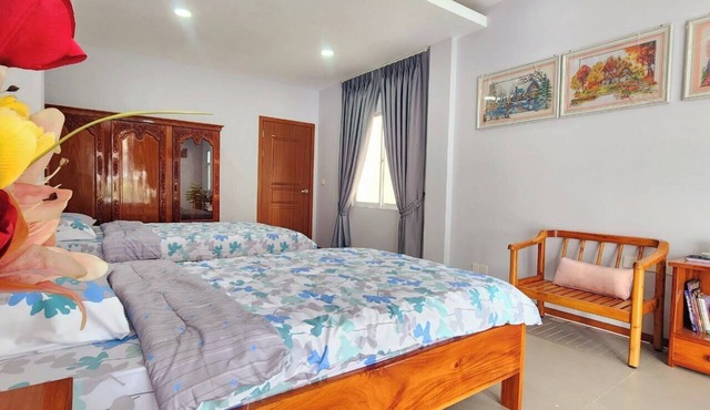 Bright 2BR House Central Phnom Penh Sleeps 4 Workspace Laundry in Phnom Penh