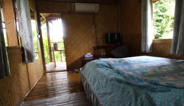 Cast Away Homestay in Pak Kret